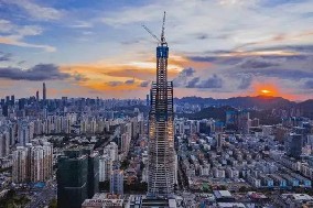 旭東圍擋廠家祝賀，深圳又一高樓388米 順利封頂 ！